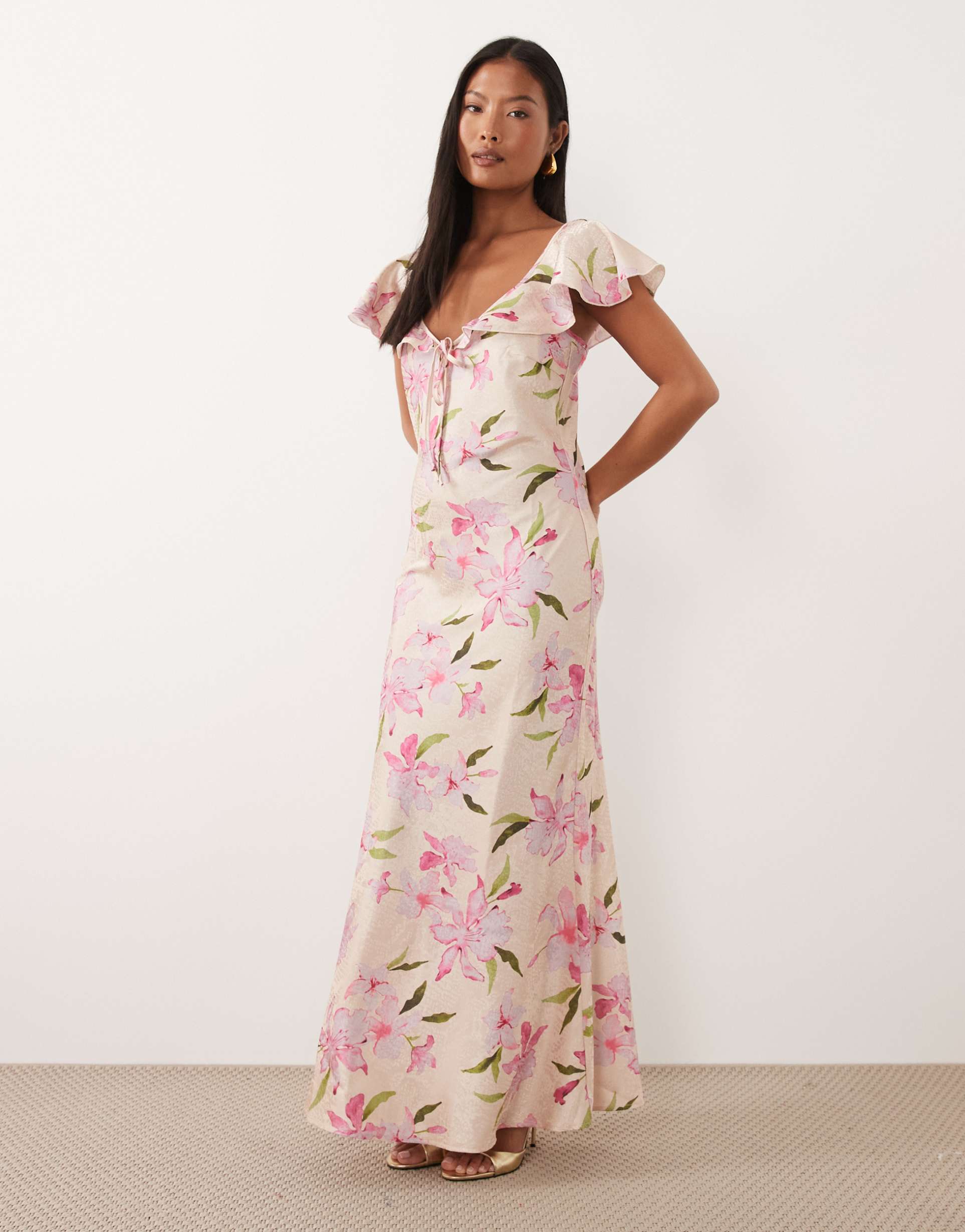 vero moda petite flutter sleeve satin maxi dress in cream based pink floral print