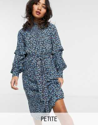 Vero Moda Petite – Geblümtes Midikleid mit gerafftem Halsausschnitt und Ärmeldetail in Blau