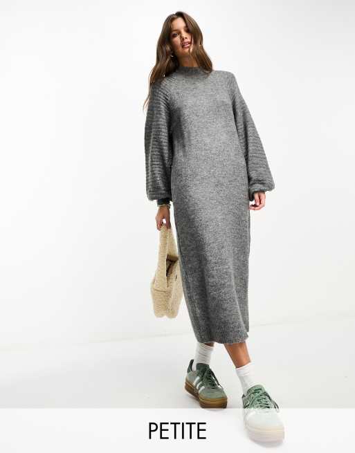 Vero Moda Petite - Gebreide midi-jurk met extreme mouwen in grijs