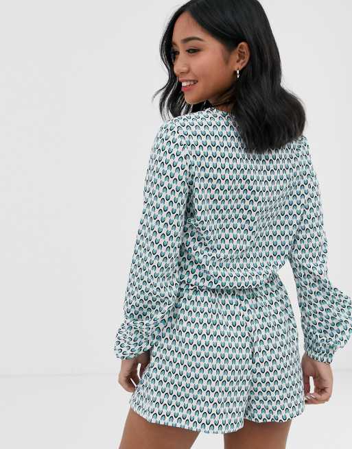 Vero Moda Petite – Geometriskt mönstrad topp med knytning framtill, del av set, 2 av 4