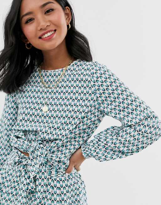 Vero Moda Petite – Geometriskt mönstrad topp med knytning framtill, del av set, 3 av 4
