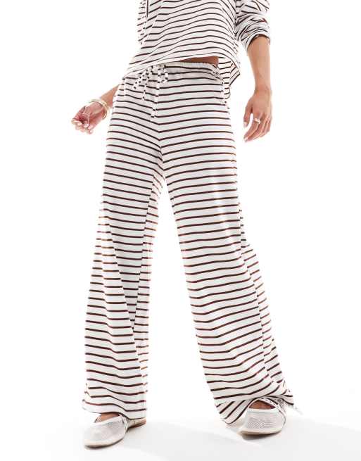 Vero Moda Petite – Gestreifte Jersey-Hose in Cremeweiß und Braun mit weitem Schnitt, Kombiteil