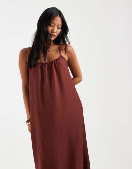 Vero Moda Petite - Geweven volle maxi cami-jurk met kreukeltextuur in andorra rood, 2 van 4