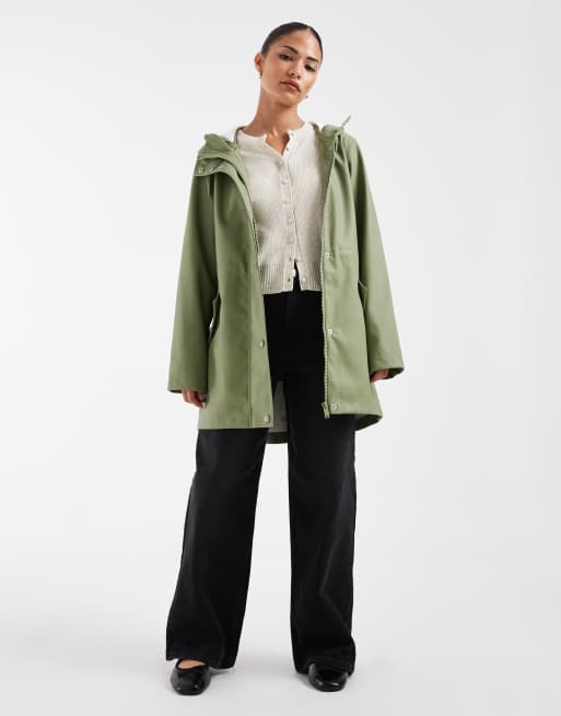 Vero Moda Petite giacca impermeabile spalmata con cappuccio in verde oliva, 3 di 4