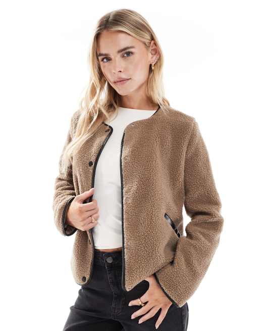 Vero Moda Petite - Giacca leggera beige effetto teddy con dettagli a contrasto