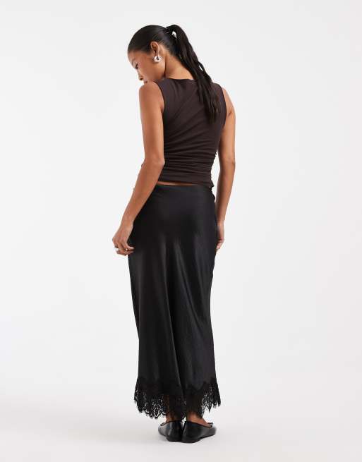 Vero Moda Petite gonna midi in raso con bordo in pizzo nera, 3 di 5