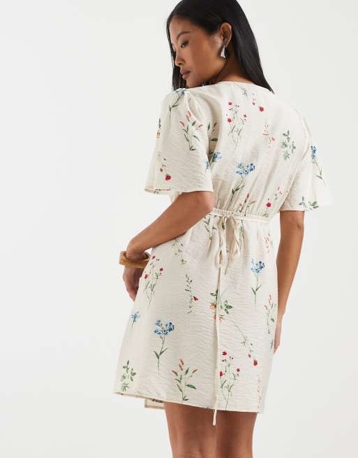 Vero Moda Petite – Gräddvit, blommig miniklänning med utsvängda ärmar och omlottdesign framtill, 4 av 4