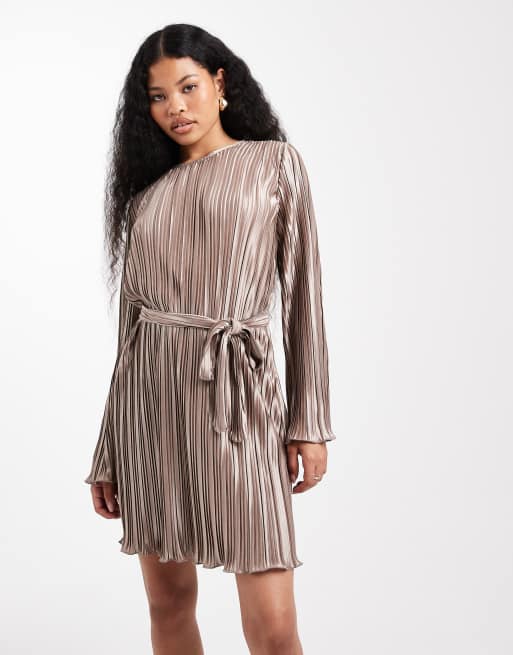 Vero Moda Petite - Guldfarvet minikjole i plissé med bindebånd i taljen, 3 af 4