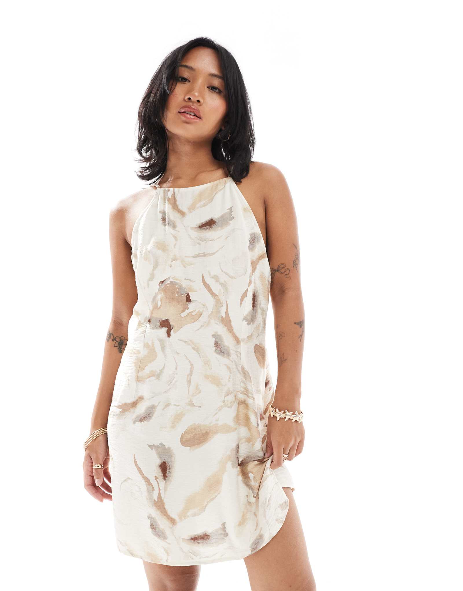 Миниатюрное мини-платье на бретельках с высоким вырезом и бретельками Vero Moda с нейтральным мраморным принтом