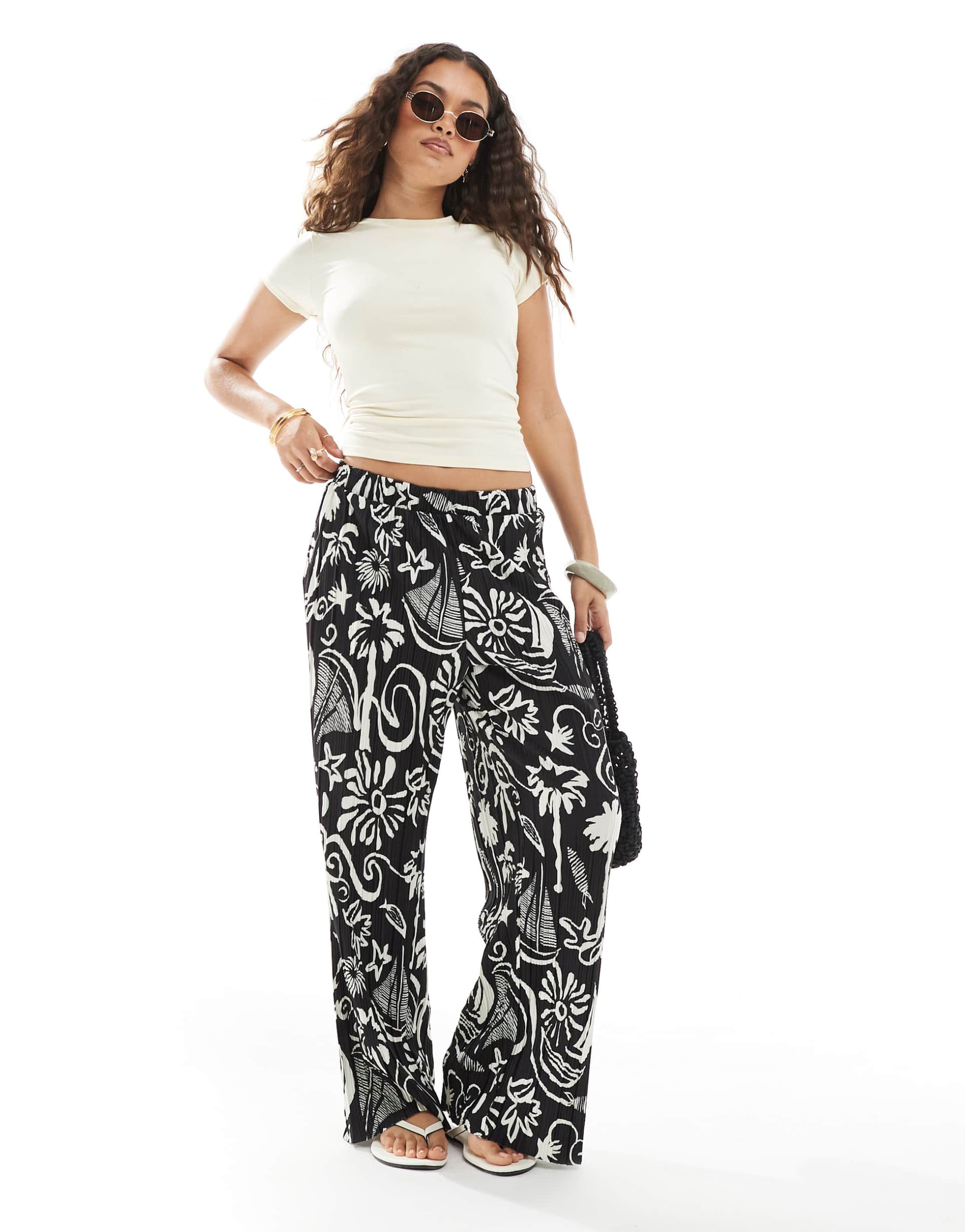 vero moda petite high rise wide leg plisse pants in tropical conversational print