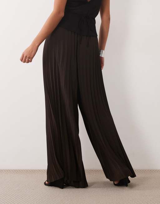 Vero Moda Petite high waist wide leg plisse trouser in chocolate brown, 4 of 5