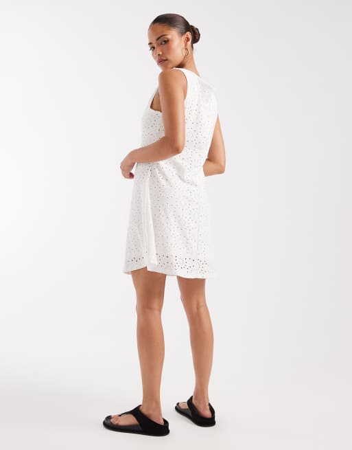 Vero Moda Petite jersey minikjole med blomsterbroderi uden ærmer i hvid, 3 af 4