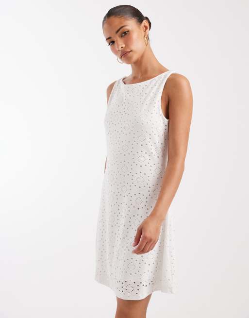 Vero Moda Petite jersey minikjole med blomsterbroderi uden ærmer i hvid, 4 af 4