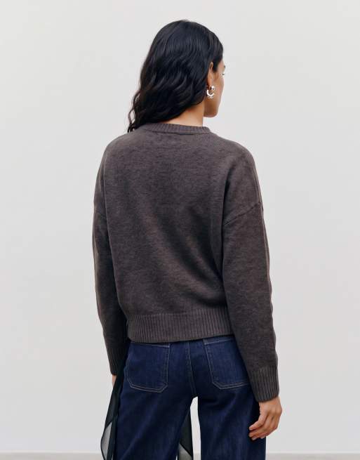 Vero Moda Petite - jersey oversize de cuello redondo suave en mezcla chocolate, 4 de 5