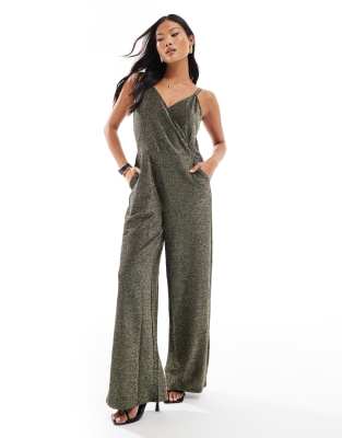 Vero Moda Petite - Jumpsuit in Schwarz und glitzernder Goldoptik mit weitem Bein und schmalen Trägern