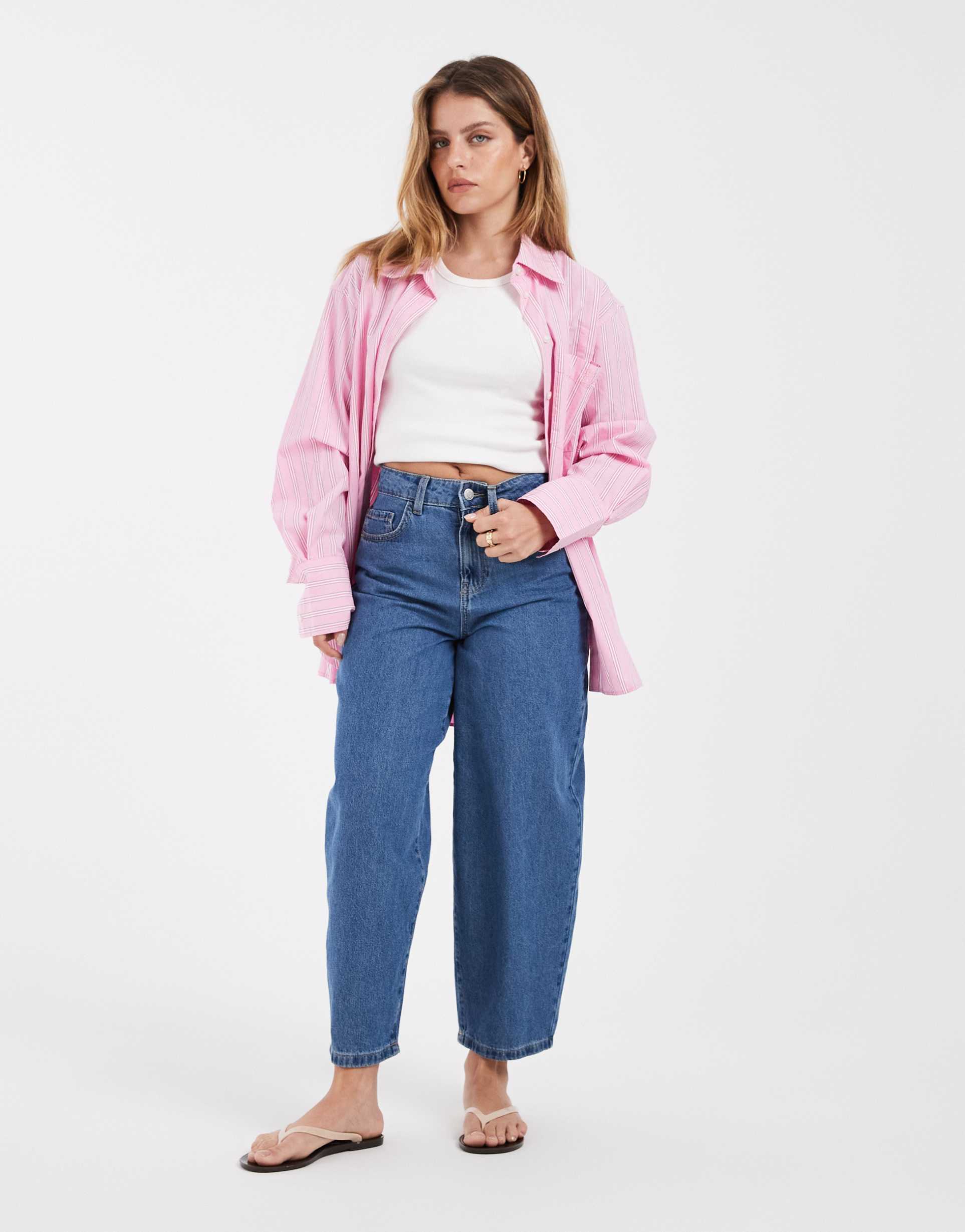 vero moda petite kirsa high waist barrel leg jeans in medium blue wash