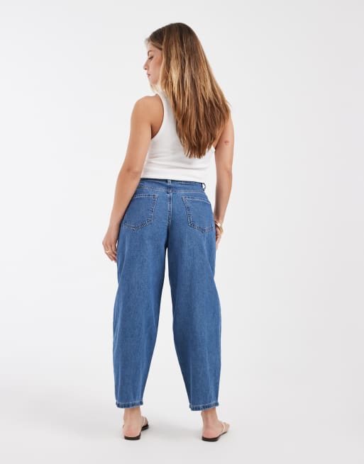 Vero Moda Petite Kirsa high waist barrel leg jeans in medium blue wash, 2 of 5