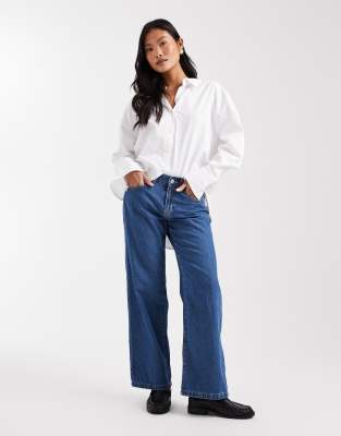 Vero Moda Petite - Kirsa - Straight-Jeans in schwarzer Waschung mit mittelhohem Bund