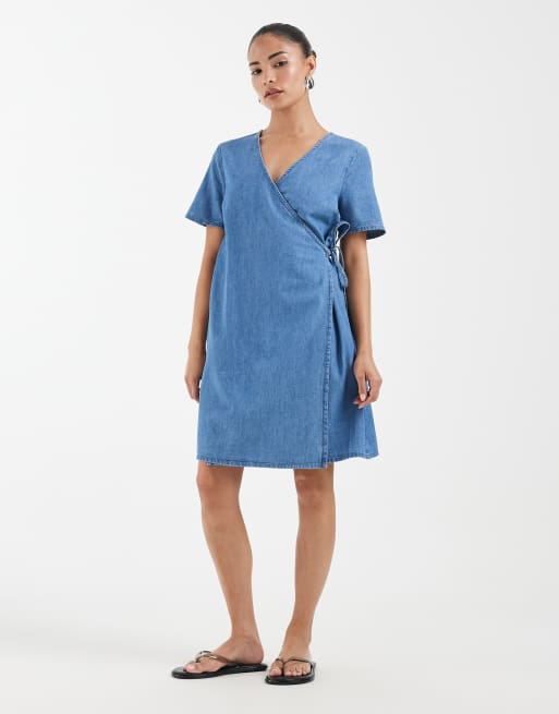 Vero Moda Petite – Kurzärmliges Mini-Wickelkleid aus Denim in hellblauer Waschung, 2 von 4