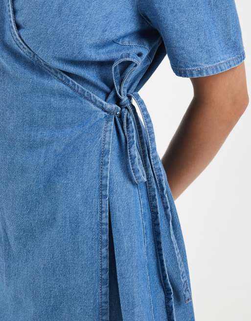 Vero Moda Petite – Kurzärmliges Mini-Wickelkleid aus Denim in hellblauer Waschung, 3 von 4