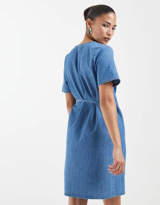 Vero Moda Petite – Kurzärmliges Mini-Wickelkleid aus Denim in hellblauer Waschung, 4 von 4