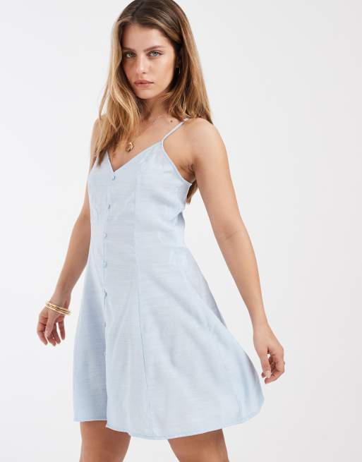 Vero Moda Petite – Kurzes Skater-Trägerkleid in Hellblau mit Knopfleiste, 2 von 4