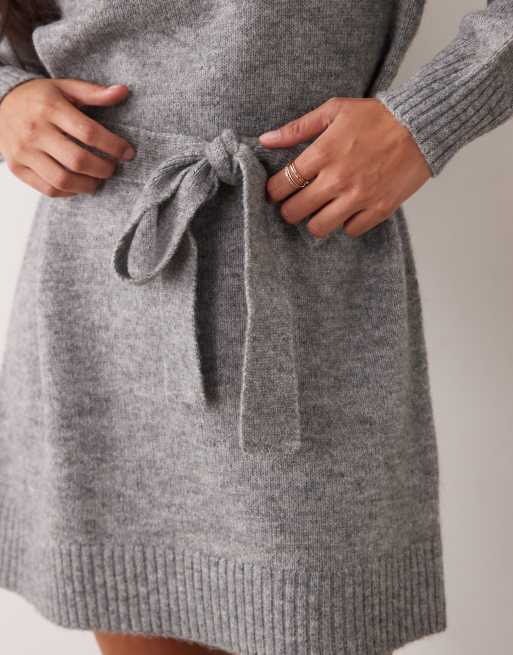 Vero Moda Petite langärmliges gestricktes Minikleid mit Schlitz-Ausschnitt und Bindeband in der Taille in Grau, 3 von 4
