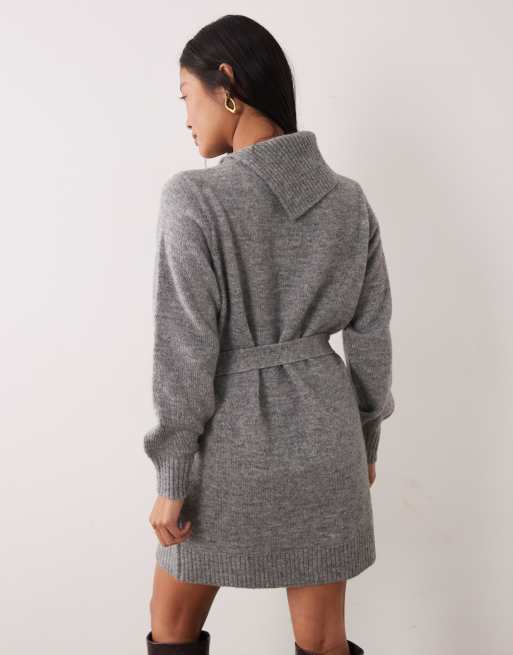 Vero Moda Petite langärmliges gestricktes Minikleid mit Schlitz-Ausschnitt und Bindeband in der Taille in Grau, 4 von 4