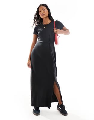 Vero Moda Petite - Langes T-Shirt-Kleid in Schwarz mit Knotendetail und Schlitz