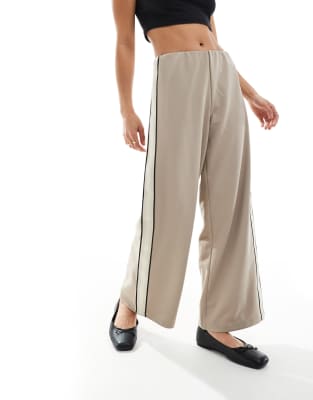 Vero Moda Petite - Lockere Schlupfhose in Fossil-Beige mit seitlichem Streifen-Neutral