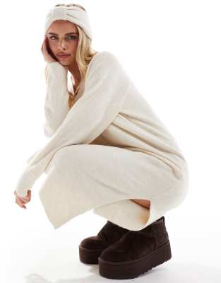 Thumbnail - Vero Moda Petite - Maxi-Strickkleid in meliertem Cremeweiß mit Oversize-Schnitt und V-Ausschnitt