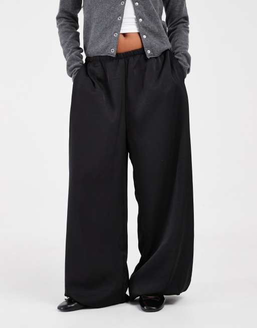 Vero Moda Petite mid rise balloon trouser in black, 2 of 5
