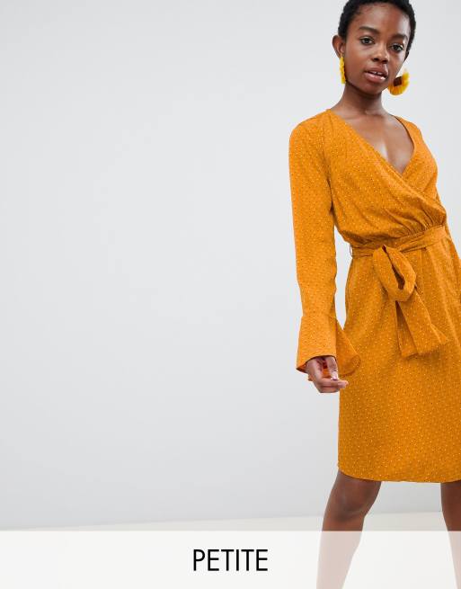 Vero Moda Petite Midi jurk met overslag en stippen in oranje ASOS