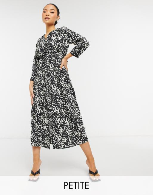 Vero Moda Petite Midi overslagjurk met strikceintuur in zwart witte vlekkenprint