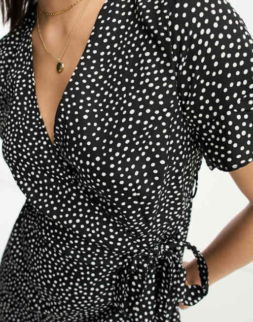 Vero Moda Petite - Mini-jurk met overslag in zwart met stippenprint, 3 van 4