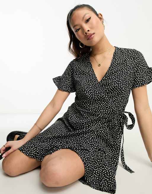 Vero Moda Petite - Mini-jurk met overslag in zwart met stippenprint, 4 van 4