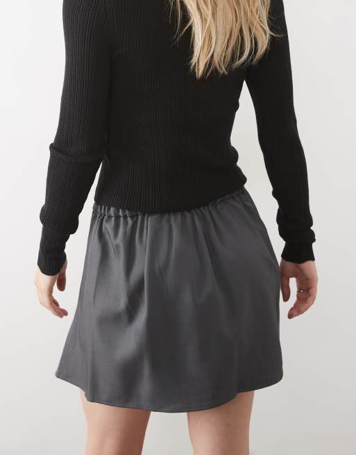 Vero Moda Petite minifalda plisada de talle alto en gris, 2 de 5