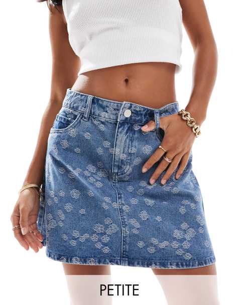 Vero Moda Petite - Minigonna svasata in denim con stampa a fiori ricamata - view 1