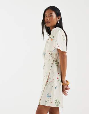 Petite - Minikleid in Cremeweiß mit gewickelter Vorderseite, Blumenmuster und Flatterärmeln Weiß XXL