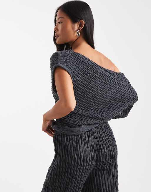 Vero Moda Petite – Mörkgrå topp i texturerad jersey med bara axlar och drapering, del av set, 4 av 4