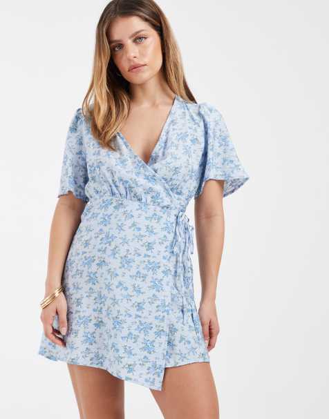 Vero Moda Petite – Niebieska kopertowa sukienka mini ze zwiewnymi rękawami w kwiatowy wzór - view 1