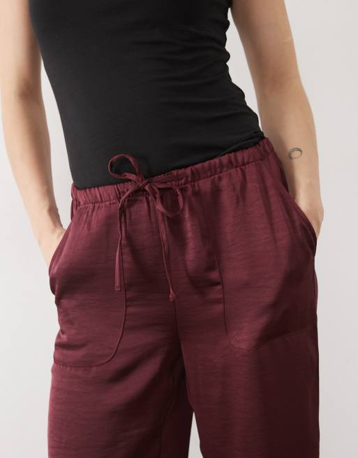Vero Moda Petite pantalon ample satiné taille haute en bordeaux, 2 de 5