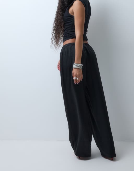 Vero Moda Petite pantalon large en satin texturé noir, 5 de 5