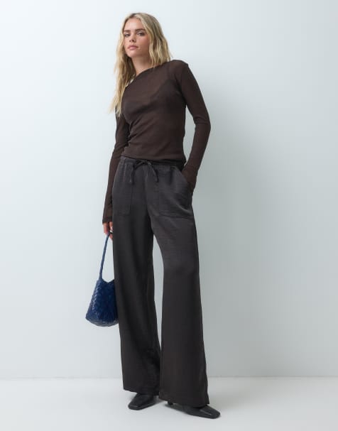 Vero Moda Petite pantalones de talle alto de satén y corte holgado en marrón chocolate - view 1