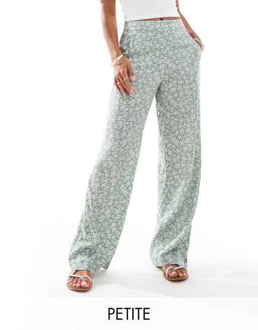 Vero Moda Petite - Pantaloni a fondo ampio color salvia a fiori