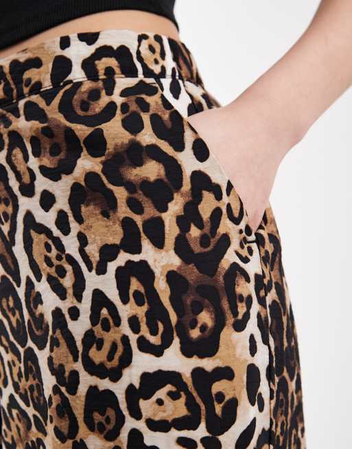 Vero Moda Petite - Pantaloni a fondo ampio e vita alta con stampa leopardata, 4 di 5