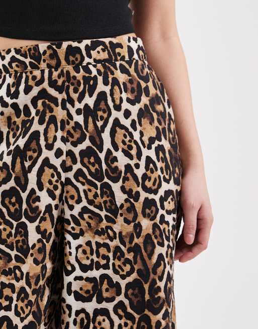 Vero Moda Petite - Pantaloni a fondo ampio e vita alta con stampa leopardata, 5 di 5