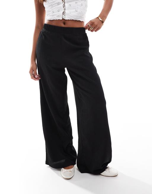 Vero Moda Petite - Pantaloni a fondo ampio neri in jersey crêpe, 2 di 5