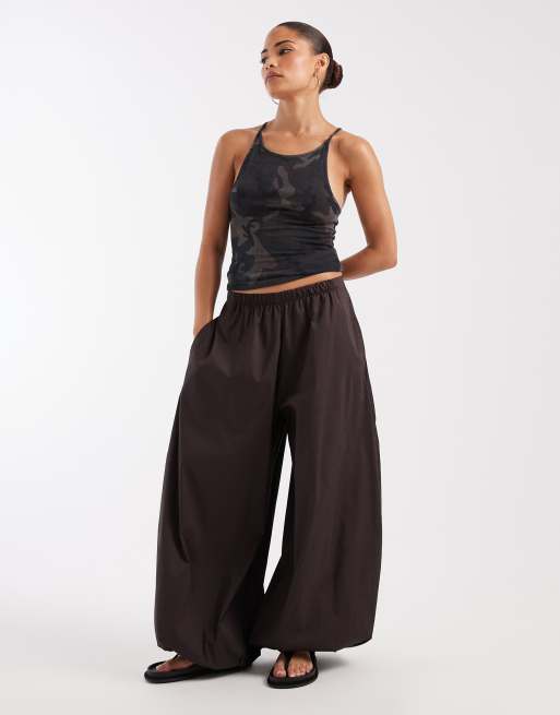 Vero Moda Petite - Pantaloni a palloncino ampi in popeline color cioccolato