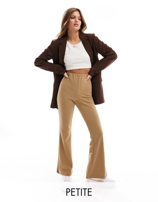 Vero Moda Petite - Pantaloni a zampa in jersey beige